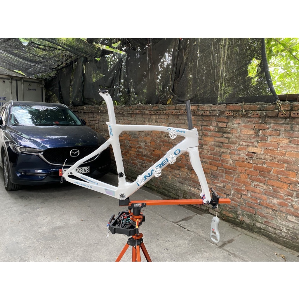 Khung sườn xe đạp đua F12 Carbon có ghi đông Trắng chữ xanh nhũ