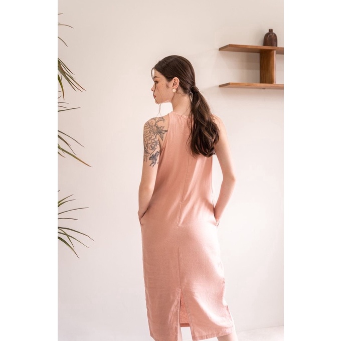 Đầm linen suông thêu hạc cực xinh