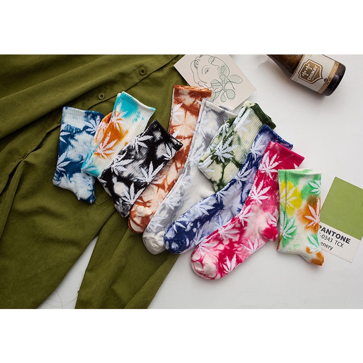 Vớ cao cổ nhiều màu hình chiếc lá phong cách thể thao, trẻ trung và năng động cho cả Nam và Nữ.