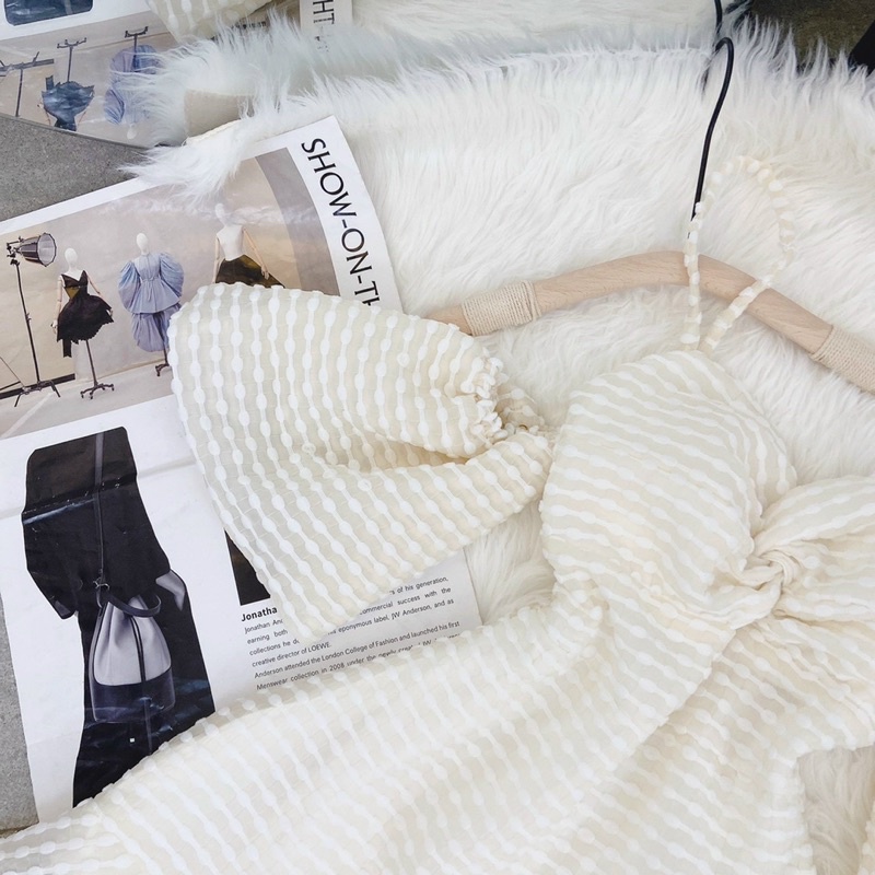 Đầm nude hai dây rớt tay phồng xoắn ngực khoét