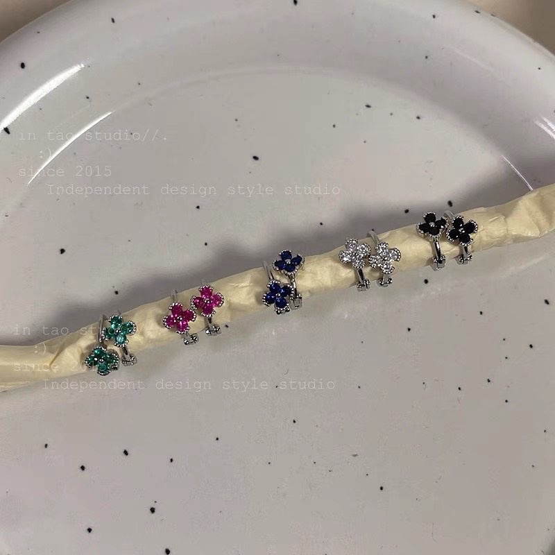 1 chiếc bông tai khoen hoa đá màu