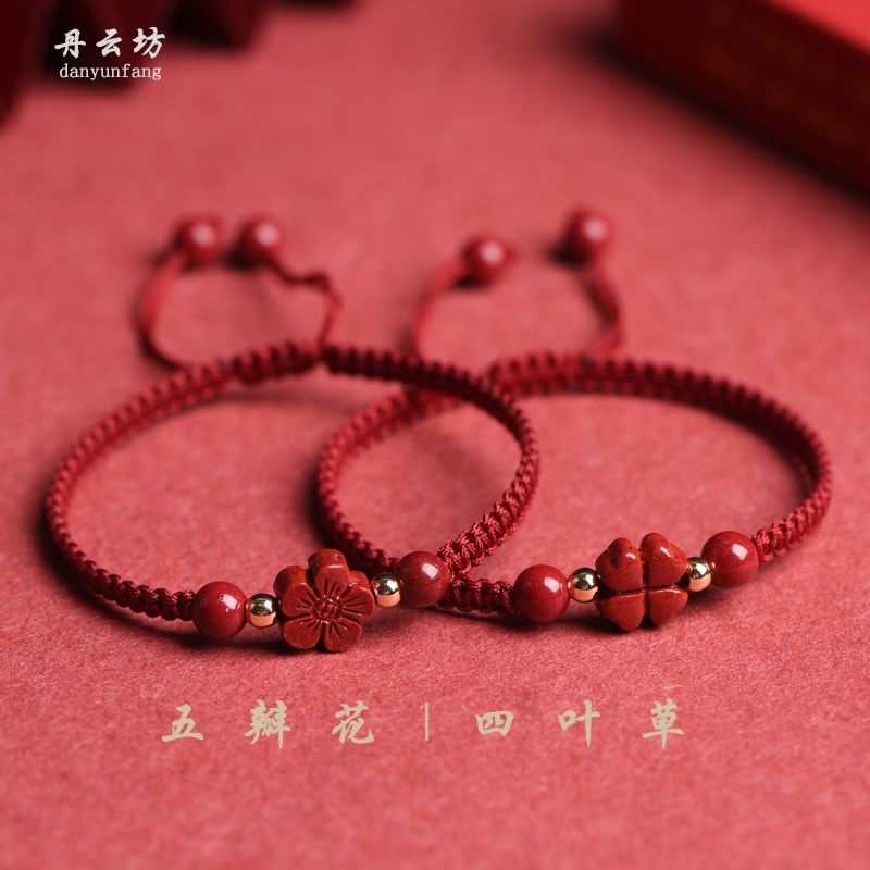 Vòng tay đẹp. Bùa May Mắn Tự Nhiên Hình Cỏ Bốn Lá Cho Năm Mới