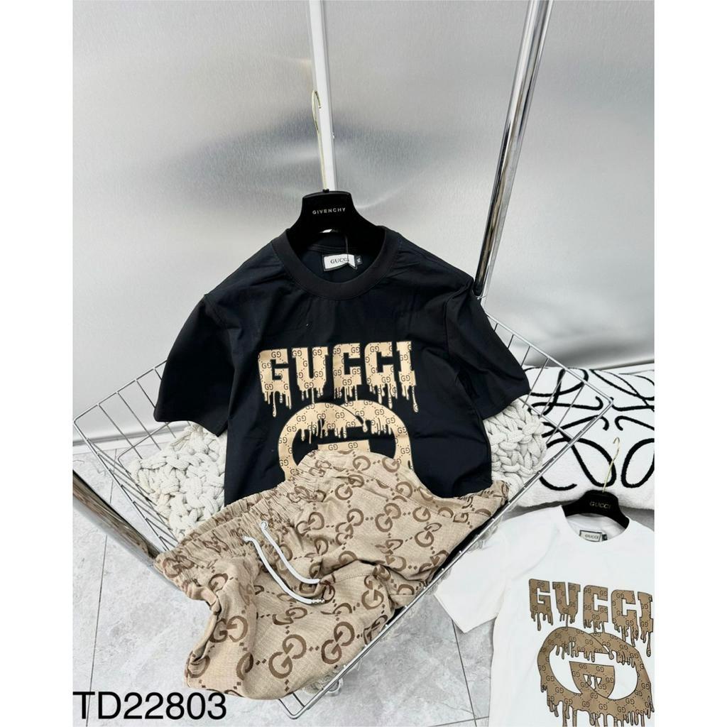 Bộ Hè Nam Nữ G.C Họa Tiết Logo Chữ Chảy Quần Nâu - Bộ Hè G.C Dành Cho Nam Nữ