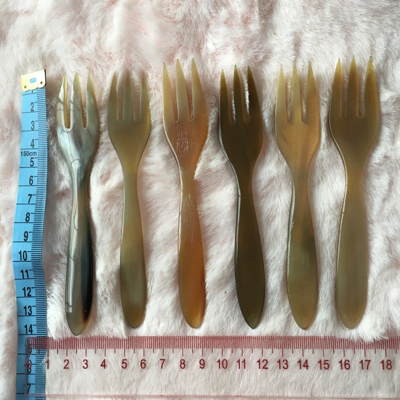 Dĩa ăn hoa quả sừng trâu cao cấp (DS01 combo 02 chiếc màu tự nhiên 3 răng)