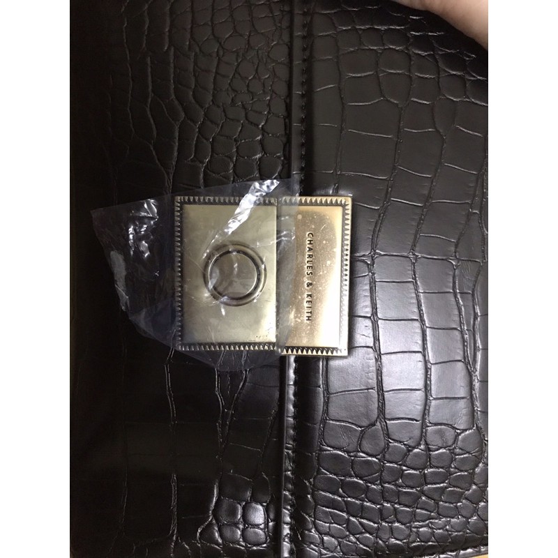 Túi xách đen chảnh