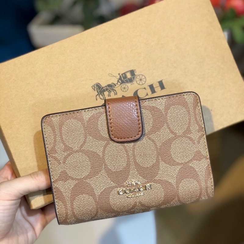Ví Coach khoá cài màu cổ điển