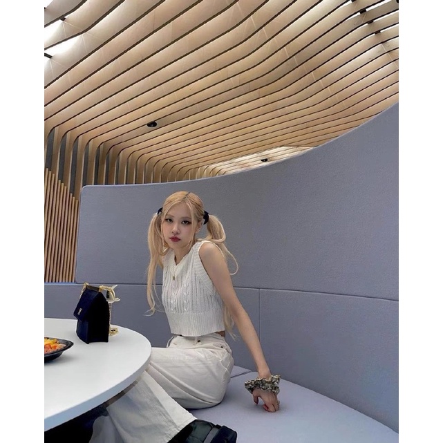 Áo gile len trắng và quần ống rộng Rosé BLACKPINK