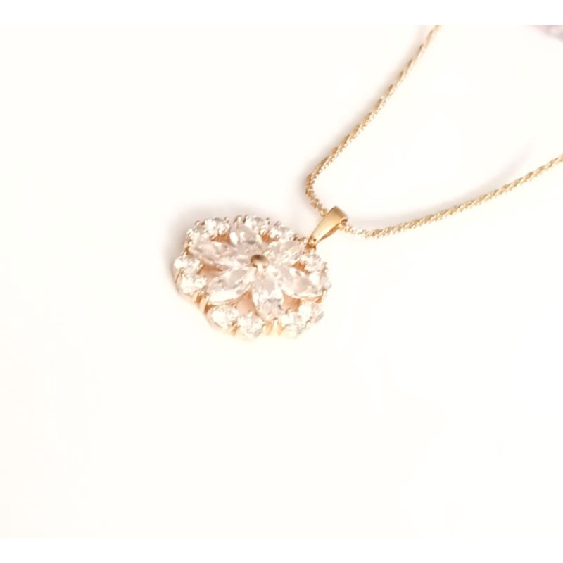 Vòng cổ dây chuyền bông mai Titan không đen 6 cánh đá pha lê vip