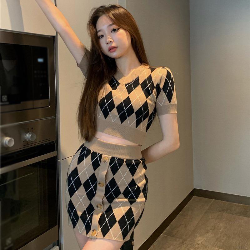 Áo croptop tay ngắn cổ chữ V họa tiết sọc caro/ chân váy lưng cao phong cách Hàn Quốc cho nữ