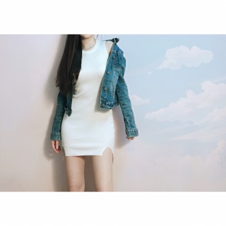 Khoác jean lửng cài nút bướm thêu