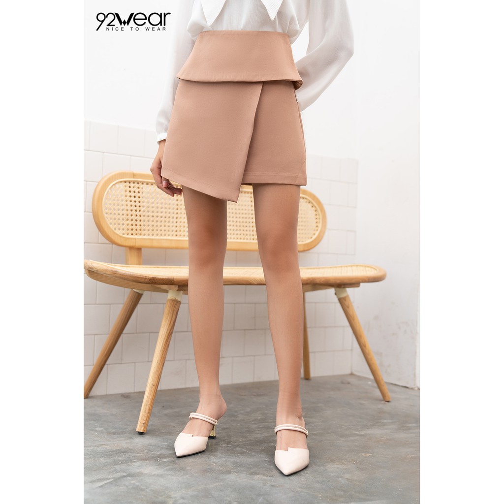 Chân váy ngắn xếp ly vạt lệch JAW0629 - 92WEAR | BigBuy360 - bigbuy360.vn