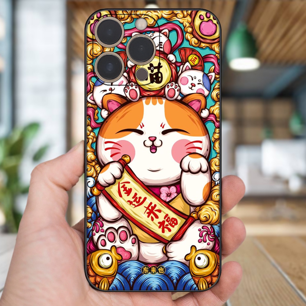 Ốp lưng iPhone 13 Pro dẻo đen cạnh vuông in hình Mèo Thần Tài dễ thương