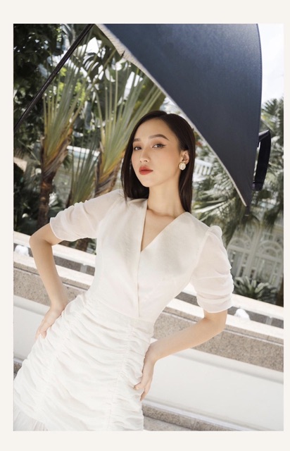Váy trắng cổ V nhún thân | BigBuy360 - bigbuy360.vn