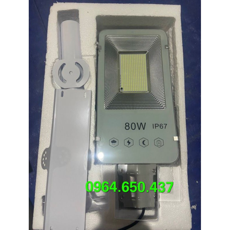 Đèn Led Năng Lượng Mặt Trời Bàn Chải 80w, Chuẩn IP67, Pin Rời. Sáng Liên Tục 12h. Có Chế Độ Báo Pin Sạc.