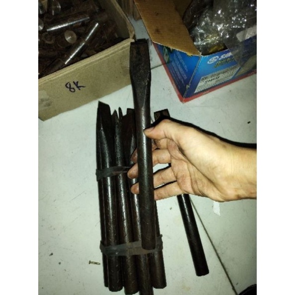 Đục cầm tay dẹp hoặc nhọn