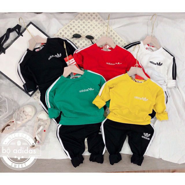 Set quần áo thể thao gồm áo thun cotton dài tay màu đỏ và quần dài adidas, 3 sọc cho bé trai từ 8 đến 20 kg