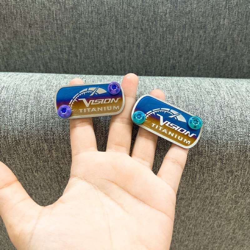 Tem Titan Nắp Dầu Vision 2014-2021 kèm Ôc Gr5