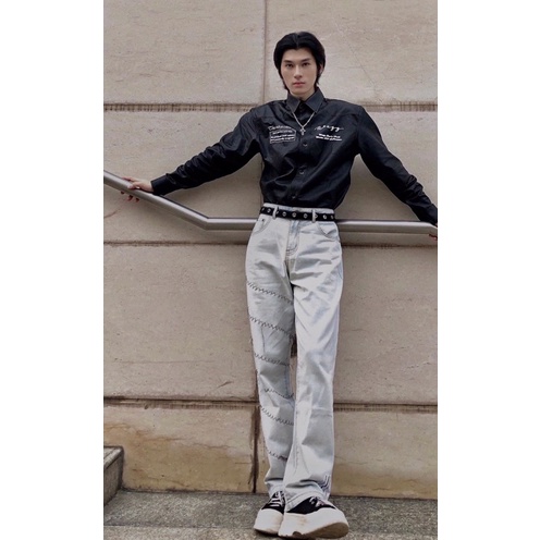 Quần jeans xanh nhạt hoạ tiết chỉ màu WAGG