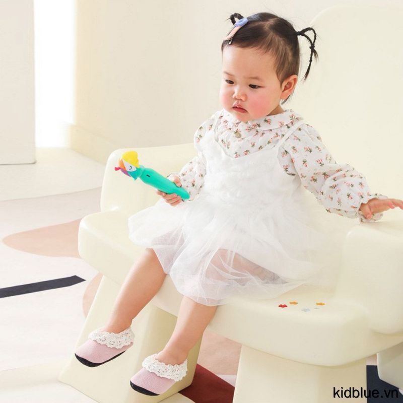 Vớ màu trơn cho bé mềm mại mang trong nhà