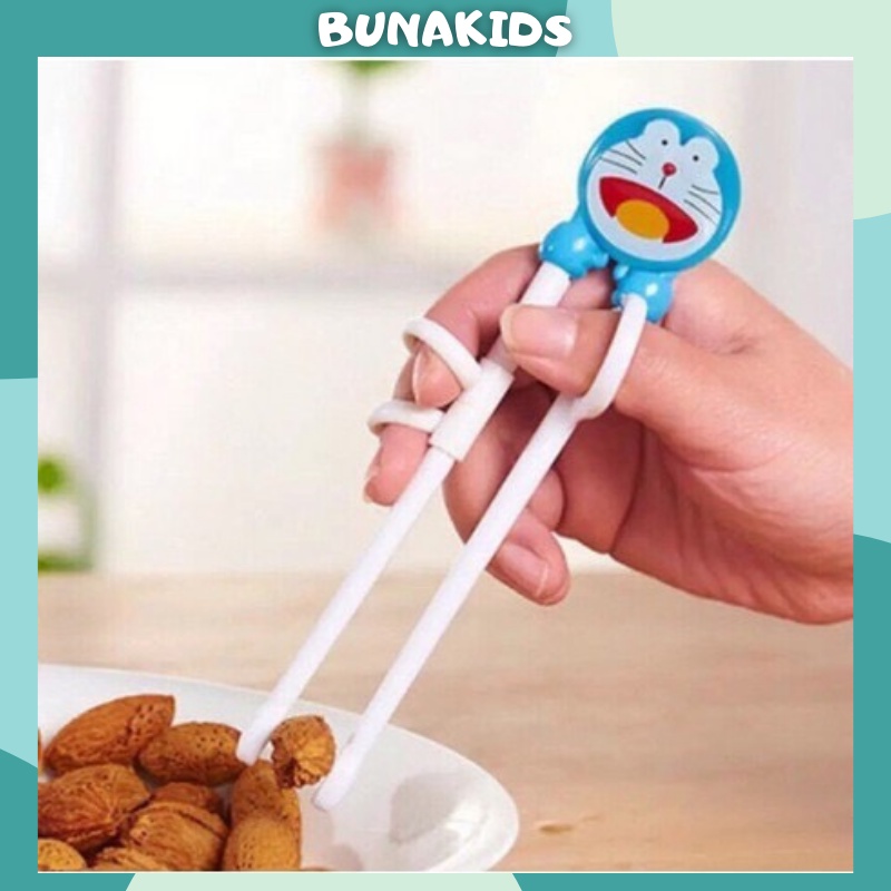 Đũa tập ăn xỏ ngón kiểu Nhật hình Doremon kute cho bé Shop Bunakids AD19