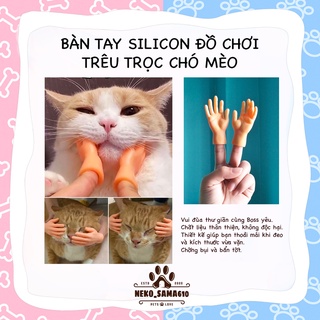 Bàn tay đồ chơi trêu chọc chó mèo