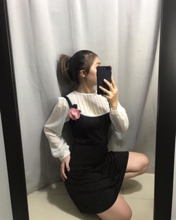 Đầm đen ngực cài hoa tay dài