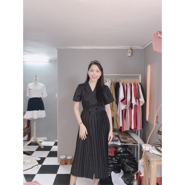 Váy đen cổ véc đuôi xếp ly