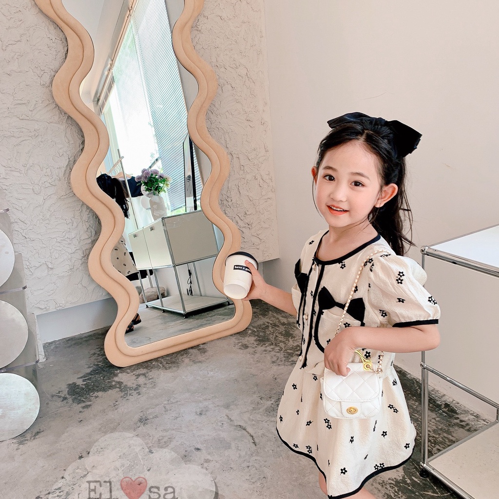Set váy nền trắng in hoa mai đen bé gái