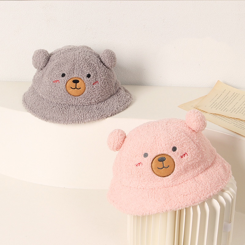 Mũ Tai Bèo Nhung Mềm Mại Thêu Họa Tiết Gấu Hoạt Hình Chống Gió Giữ Ấm Mùa Thu Đông Cho Bé