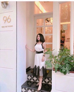 Váy trắng chân pha ren đen