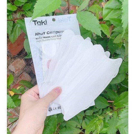 Khẩu trang cua y tế Taki, kiểu dáng KF94 cải tiến với 4 lớp giấy kháng khuẩn