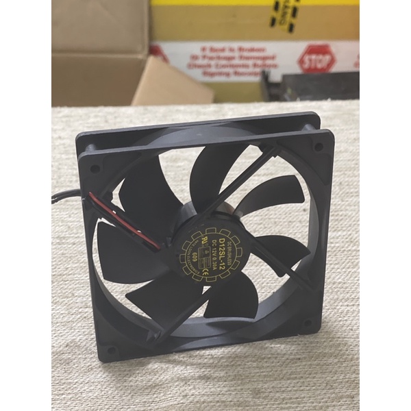 Fan làm mát 12cm sử dụng điện 12v cho máy tính