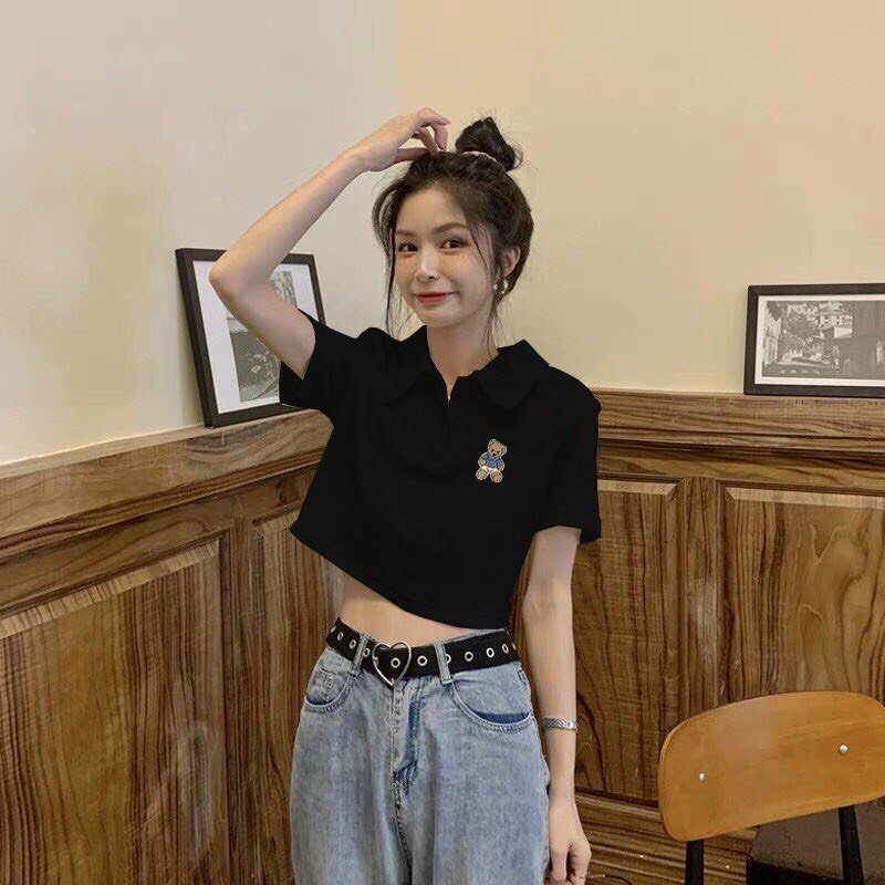 Áo croptop nữ Polo cổ trụ thêu, dáng ôm nhẹ co dãn thoáng mát.