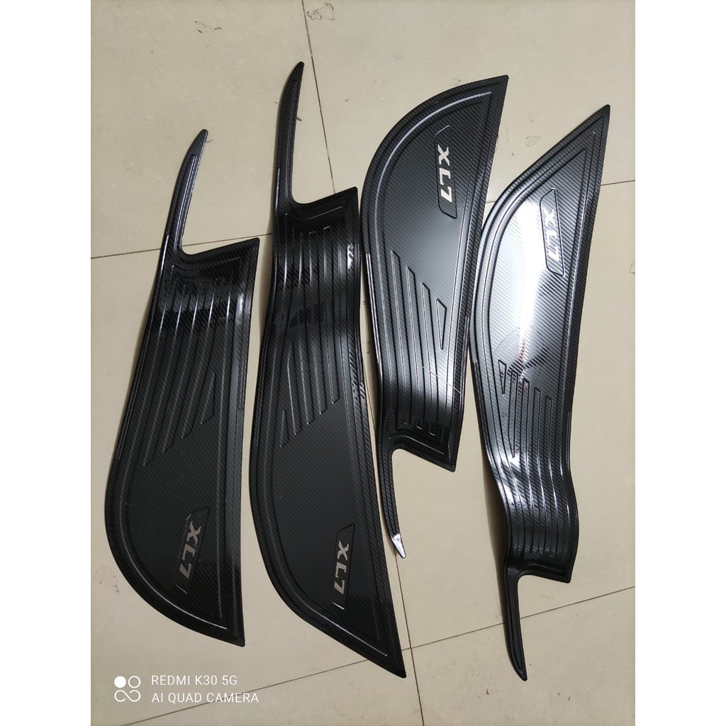 Ốp tapli cánh cửa xe Suzuki XL7, XL-7 2020 2021 cao cấp - 4 chi tiết.