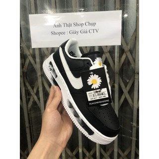 Giày sneaker đen hoa cúc
