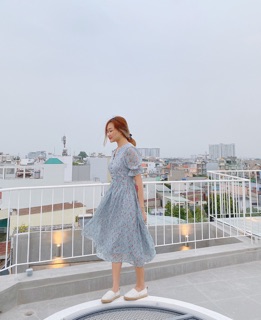 đầm hoa voan tay phồng cổ V