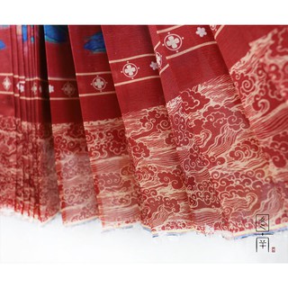 Tấm vải màu đỏ in hình phong cảnh dùng để trang trí Hán phục
