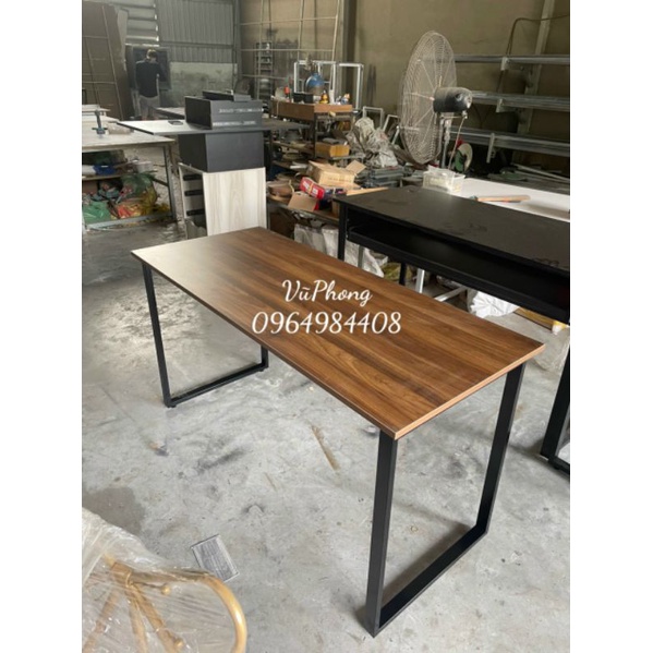 bàn làm việc dài 1m4 mặt gỗ nâu