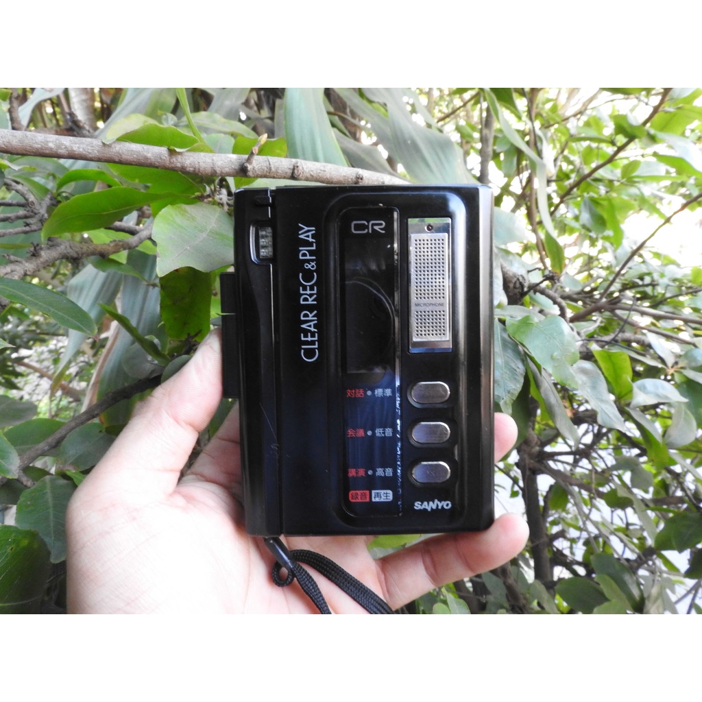 Máy nghe nhạc Cassette Sanyo MR-56 có loa ngoài kiểu máy đẹp có 2 chế độ phát nhạc bằng nút bấm mềm