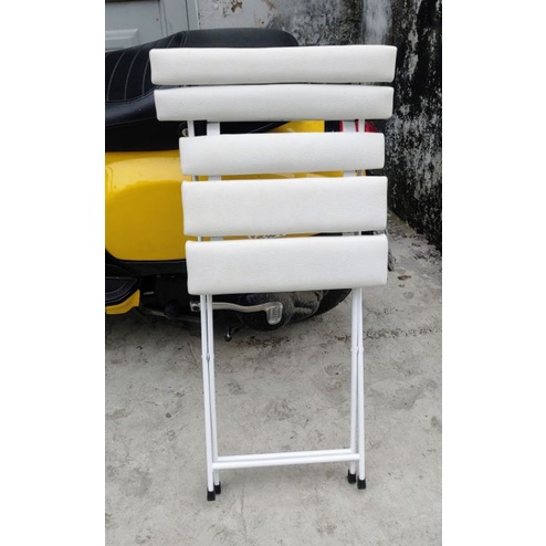 Ghế nệm trắng ngồi cao 45cm