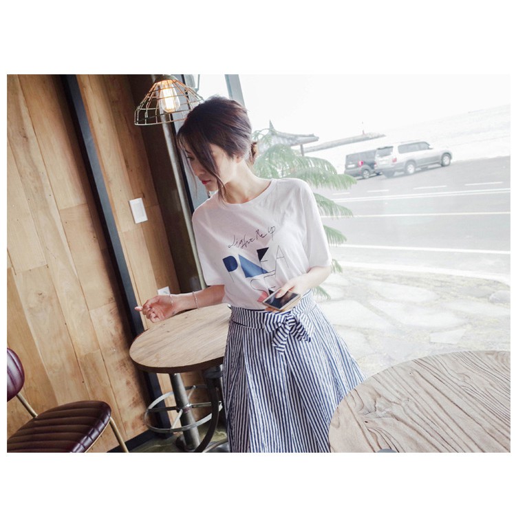 Set áo thun tay ngắn in hình chân váy xòe họa tiết sọc kèm nơ