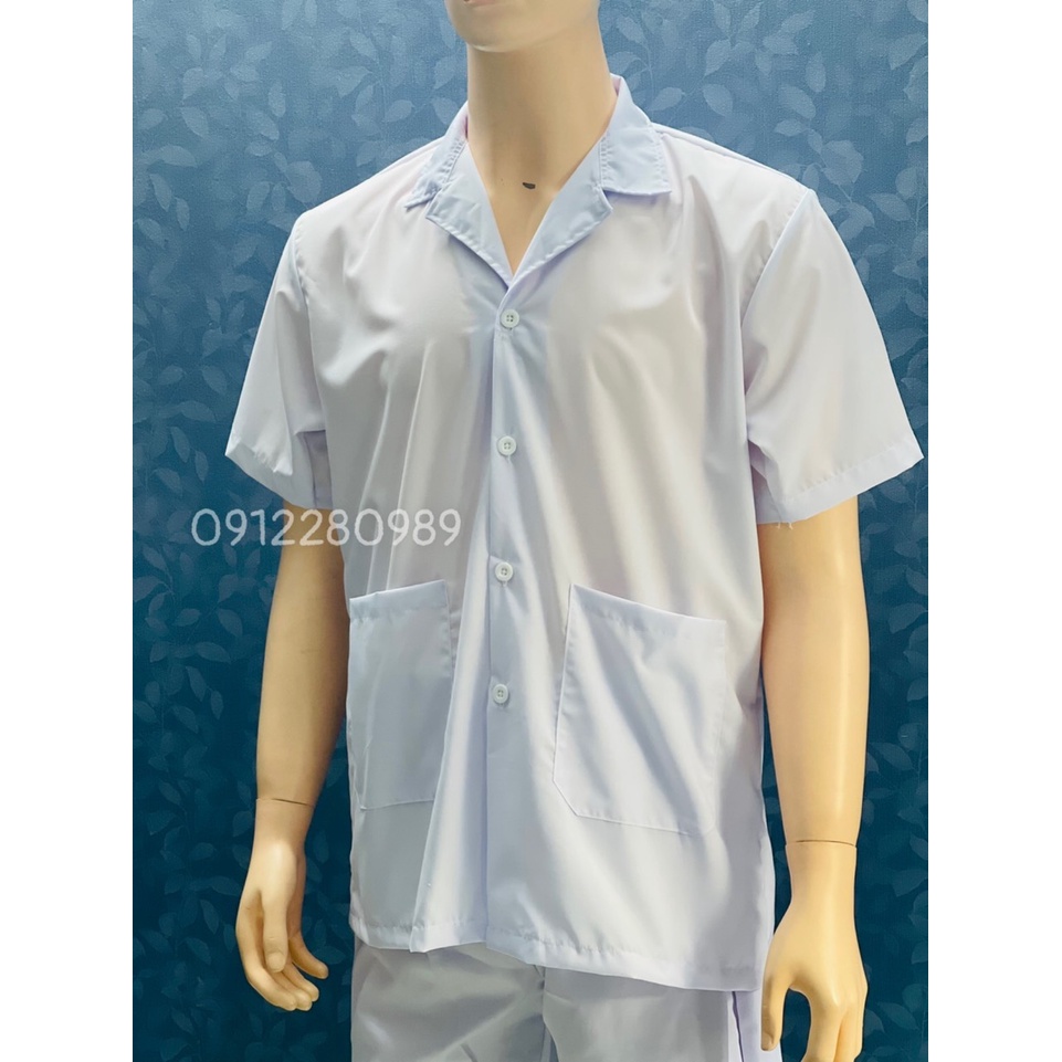 Áo Blouse Trắng Nam Điều Dưỡng Ngắn Tay 2 túi vuông - Áo Bác Sĩ, Dược Sĩ Vải Silk Mịn Mặc Mát.