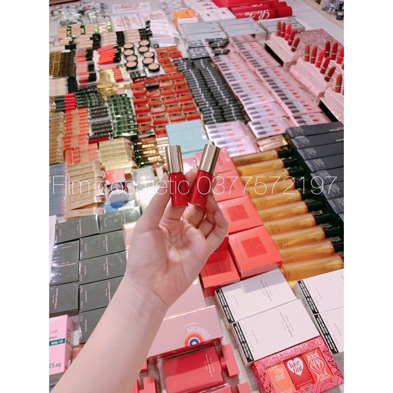 Son YSL mini Rouge Pur Couture màu 21 đỏ ruby  son bám nhẹ trên môi và cảm giác như tiệp vào môi mềm mịn