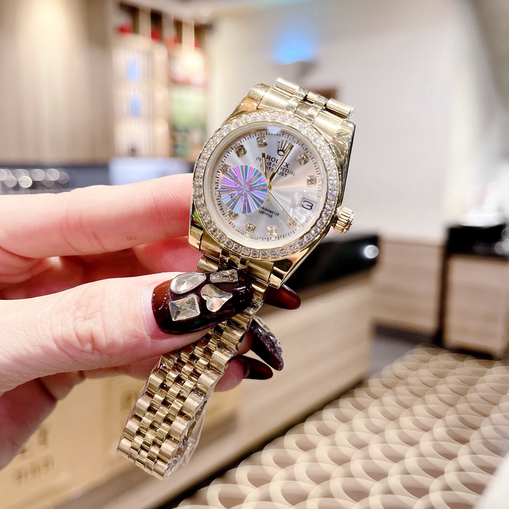 Đồng hồ nữ nhãn hiệu ROLEX mà Ngọc trinh thường sử dụng mặt màu siêu hot 1 thời , cháy hàng đã lâu nay về lại ạ