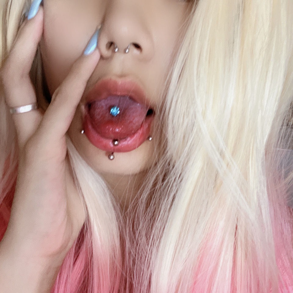 Khuyên lưỡi thay thế phong cách Âu Mỹ cho nữ