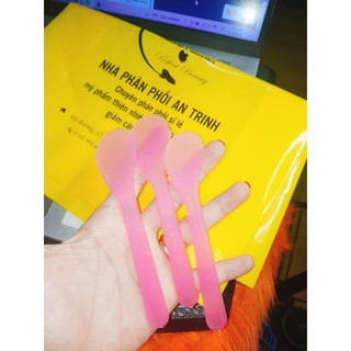Que nhựa trộn và quét mặt nạ