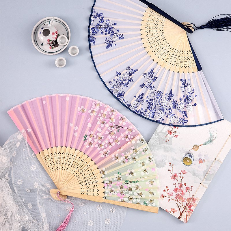 Quạt cổ trang dây tuyến lá liễu ven hồ vải lụa xếp cầm tay quà tặng Trung Quốc xinh xắn