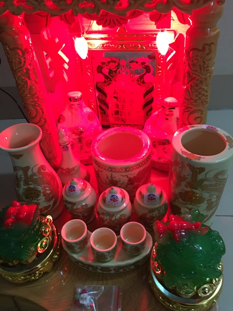 Bộ Đồ Sứ Cho Bàn Thờ Thần Tài