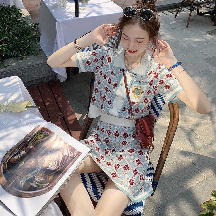 2022 new fashion, foreign style, fragrant style, four-leaf clover, retro style, heavy industry, small, thin, knitted two-piece suit