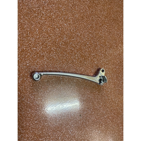 Tay phanh cơ bên trái xe máy điện Vespa